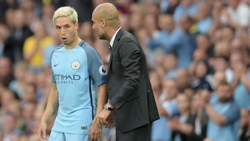 El centrocampista del Manchester City, Samir Nasri, con el t&eacute;cnico, Pep Guardiola.