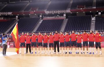 El equipo español durante el himno. 