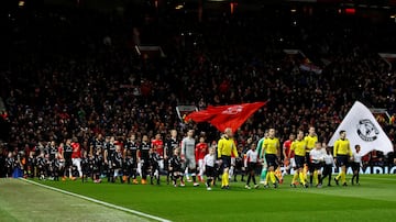 Los equipos entrando al césped.