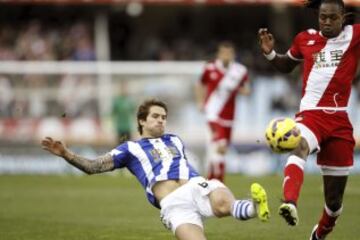 El defensa de la Real Sociedad Íñigo Martínez  lucha un balón con el delantero angoleño del Rayo Vallecano "Manucho" Gonçalves, durante el partido de la decimonovena jornada de Liga de Primera División.