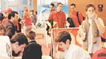 <b>LLÉVESE LA BICI DE ASTARLOA.</b> A todos los que
visitaron el stand de AS les llamó la atención el nuevo
juego, incluida la posibilidad de llevarse una réplica de
la bicicleta de Igor Astarloa valorada en 18.000 euros.