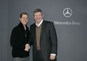 2009. Michael Schumacher y Ross Brawn hacen oficial el fichaje del alem¨¢n por Mercedes Benz.