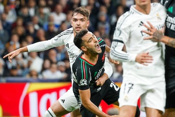 Letexier señaló pena máxima por el agarrón de Asencio a Mikel Merino. El encargado de tirarlo fue Saka y una mano espectacular de Courtois evitó el 0-1.