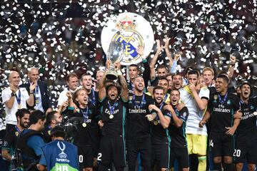 El 8 de agosto de 2017 consiguió su sexto título como entrenador del Real Madrid, fue al ganar al Manchester United la Supercopa de Europa en Skopje. En la foto, el equipo celebra un nuevo título. 
