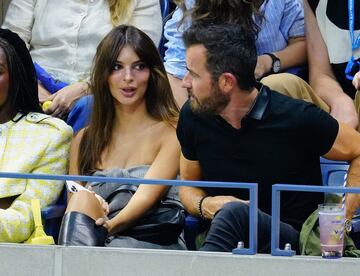 Emily Ratajkowski y Justin Theroux durante la final del US Open entre Novak Djokovic y Daniil Medvedev en el USTA Billie Jean King National Tennis Center.