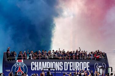 Los parisinos celebran por todo lo alto la Champions del PSG. Cientos de personas esperan el autobús de su equipo para festejar con ellos su primera Champions League.