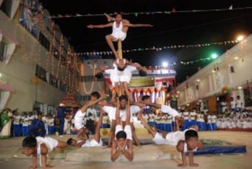 Mallakhamba es un deporte tradicional indio en el que el gimnasta realiza ejercicios, acrobacias, equilibrios... y todo sin bajarse de un poste de madera. 