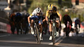 Alaphilippe y Van Aert luchan por el triunfo en Mil&aacute;n-San Remo.