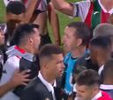 Medel entró a una pelea y encaró a todos: ¡empujón a un árbitro!