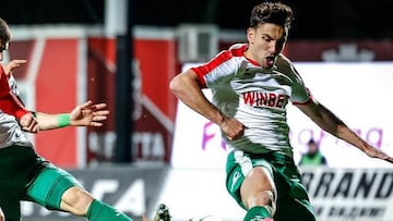 David Suárez, durante un partido en la Liga búlgara. (@d4suarez y @startphoto.bg)