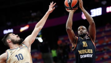 Kaunas (Lithuania), 21/05/2023.- Monaco's Alpha Diallo (R) and Barcelona's Nikola Kalinic in action during the Euroleague Final Four tournament third place basketball match between AS Monaco and FC Barcelona in Kaunas, Lithuania, 21 May 2023. (Baloncesto, Euroliga, Lituania) EFE/EPA/TOMS KALNINS