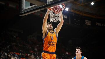 Mike Tobey, pívot del Valencia Basket, realiza un mate ante el ratiopharm Ulm.