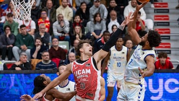 El ala pívot estadounidense de Valencia Basket Braxton Key (d) lanza a canasta ante la presión del escolta sueco de UCAM Murcia Wilhelm Falk (i), durante el partido de la décimo primera jornada de la Liga Endesa que están disputando este domingo en el Palacio de los Deportes de Murcia.