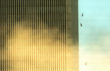 Un grupo de personas se lanzan al vacío desde el World Trade Center.