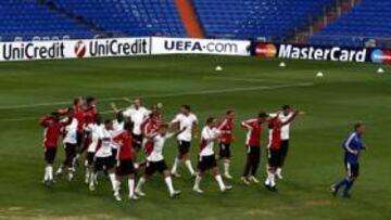 <b>PRUEBAS. </b>El equipo holandés comprobó los problemas del césped.