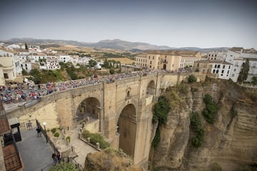 El pelotón pasa por el puente de Ronda.