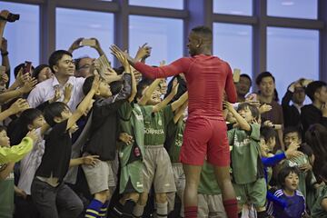 El jugador brasileño participó de una extensa sesión de fotos para la marca Gaga Milano en Japón. Posó como un modelo, tocó música y jugó al fútbol con los niños.