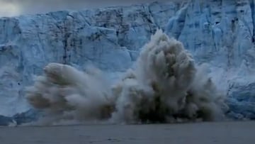 Desprendimiento de hielo en el Child's Glacier de Alaska (Estados Unidos) en 2007, durante la grabación de The Glacier Project, viaje de surf de Garrett McNamara y Kealii Mamala.