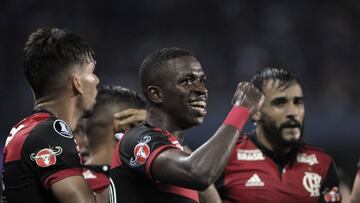 El jugador Vinicius Júnio de Flamengo celebra la anotación de un gol junto a sus compañeros