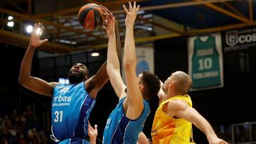 Christian Eyenga atrapa un rebote durante el Urbas Fuenlabrada-Gran Canaria.