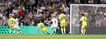 Marco Asensio filtra un balón para Vinicius, cazó el rechace dentro del área...