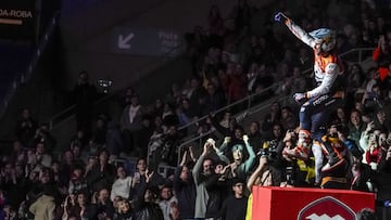 Toni Bou celebra su victoria en el X-Trial de Barcelona.