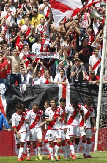 Los jugadores celebran el 2-0 de Miku. 