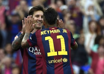 En su segunda temporada formó delantera con Messi y Luis Suárez. La famosa MSN consiguió un total de 81 goles en los 38 partidos de liga, de los cuales 22 fueron del brasileño. Fue una de las piezas clave del triplete.