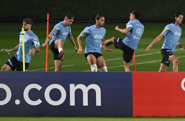 (L to R) Uruguay's midfielder Matias Vecino, midfielder Federico Valverde, defender Martin Caceres, midfielder Manuel Ugarte and forward Edinson Cavani attend a training session at Al Erssal training ground in Doha on November 22, 2022, during the Qatar 2022 World Cup football tournament. (Photo by PABLO PORCIUNCULA / AFP)