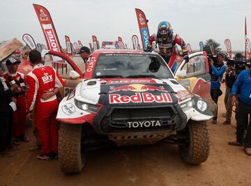 El piloto catarí Nasser Al-Attiyah y su copiloto, el francés Mathieu Baumel, celebran su triunfo en la categoría de coches. El piloto catarí Nasser Al-Attiyah ganó su quinto título de piloto del Rally Dakar y el segundo consecutivo, después de que la icónica prueba de resistencia terminara en Dammam, Arabia Saudí.