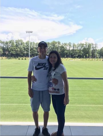 Recientemente, el joven futbolista sensación del Atlanta United felicitó a su madre Sonia Rejala por las redes sociales, con quien mantiene una muy buena relación.