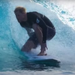 El Príncipe Harry surfea en la piscina de Kelly Slater