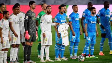 Los jugadores posan con la camiseta de &aacute;nimo a Unzu&eacute;.