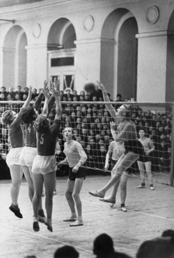 Pese a que el voleyball fue un deporte que se practicaba en las escuelas exclusivamente para las mujeres, no sería hasta 1964 cuando se incluyó en los JJOO de Tokio. Imagen de 1935 con el equipo ruso de voley.