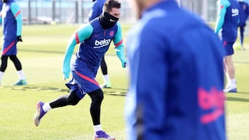 Leo Messi, durante el entrenamiento de ayer en la Ciutat Esportiva a muy baja temperatura.