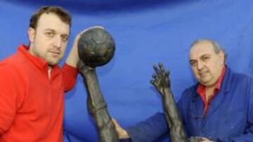 <b>CON LA OBRA. </b>Los ceramistas Alberto y Tato Estrada con su obra de la volea de Quini.