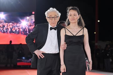 La relaci¨®n entre Woody Allen y Soon-Yi Previn ha sido una de las m¨¢s pol¨¦micas en la historia de Hollywood. Soon-Yi es la hija adoptiva de Mia Farrow y Andr¨¦ Previn, y su romance con Allen se hizo p¨²blico en 1992, cuando Mia Farrow descubri¨® fotos de Soon-Yi desnuda en el apartamento del director.
Allen y Soon-Yi comenzaron su relaci¨®n cuando ella era universitaria, y en 1997 se casaron en Venecia, Italia. Desde entonces, han mantenido una vida privada lejos del ojo p¨²blico, aunque su matrimonio ha sido objeto de controversia debido a las acusaciones que rodean a Allen.