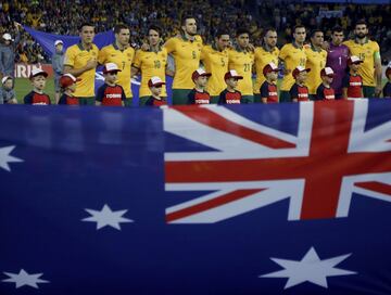 Tambin conocidos como Socceroos, por la combinacin de las palabras Soccer y Kangaroos (Canguros). Otro de sus apodos es Wallabies, aunque este nombre es ms tpico del rugby, el wallabi, un simptico marsupial australiano.