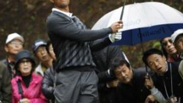<b>AFINANDO. </b>Tiger Woods golpea desde el tee durante una exhibición, ayer en Yokohama (Japón).