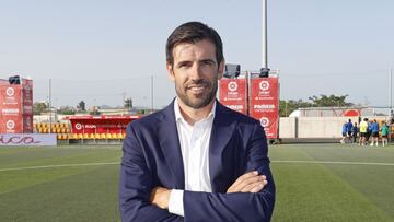 Aquella fue su primera temporada con galones de jugador del primer equipo. Albelda lleg車 al Valencia de C迆per tras su cesi車n en el Villarreal. Farin車s y Milla limitaron sus participaciones aquella temporada, a迆n as赤 jug車 11 partidos de titular en la Champ