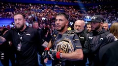 Yair Rodríguez con el cinturón de campeón interino del peso pluma.