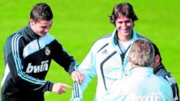 <b>LA ANÉCDOTA. </b>Cristiano le muestra el reloj a Pellegrini para recordarle que llegó tarde, un gesto muy habitual del chileno con sus hombres.