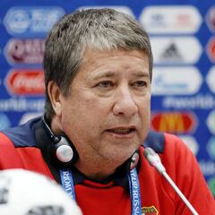 Bolillo Gómez promete tomarse dos botellas de vodka si clasifica