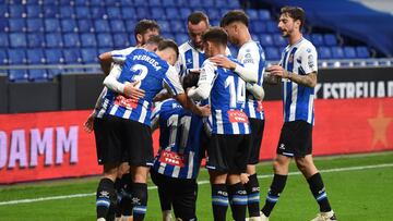 BARCELONA, SPAIN - NOVEMBER 07: Raul de Tomas of RCD Espanyol celebrates with teammates after scoring his sides second goal during the La Liga SmartBank match between RCD Espanyol and Lugo at RCDE Stadium on November 07, 2020 in Barcelona, Spain. Sporting