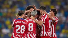 CADIZ, SPAIN - AUGUST 04: Daniel Wass of Atletico de Madrid celebrates scoring his teams third goal with team mates during the Trofeo Carranza match between Cadiz CF and Atletico de Madrid at Estadio Nuevo Mirandilla on August 04, 2022 in Cadiz, Spain. (Photo by Fran Santiago/Getty Images)