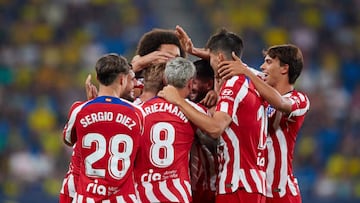 CADIZ, SPAIN - AUGUST 04: Daniel Wass of Atletico de Madrid celebrates scoring his teams third goal with team mates during the Trofeo Carranza match between Cadiz CF and Atletico de Madrid at Estadio Nuevo Mirandilla on August 04, 2022 in Cadiz, Spain. (Photo by Fran Santiago/Getty Images)