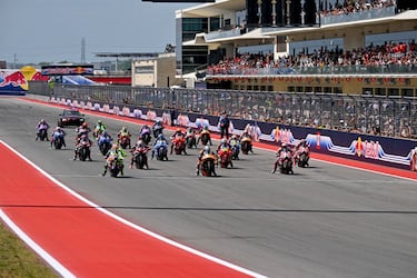 Los pilotos en la parrilla de salida momentos antes de comenzar la carrera.