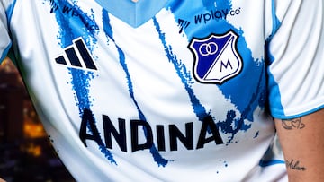 La camiseta rinde tributo a las nubes azules de los extintores en las salidas del equipo a la cancha, llevando en su color y textura la pasión y la energía de la hinchada.