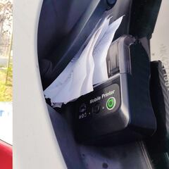 Simulaba trabajar como cuidador de autos en Las Condes, pero todo era una estafa: tickets con impresora portátil