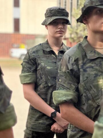 La Princesa Leonor en formación juntos con sus compañeros en la Academia Militar en Zaragoza.